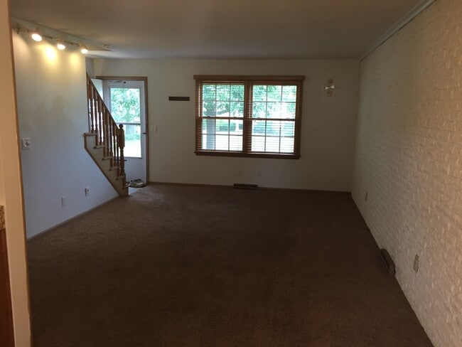 Building Photo - Gorgeous 2 Bedroom, 1.25 Bath Townhouse near UIHC