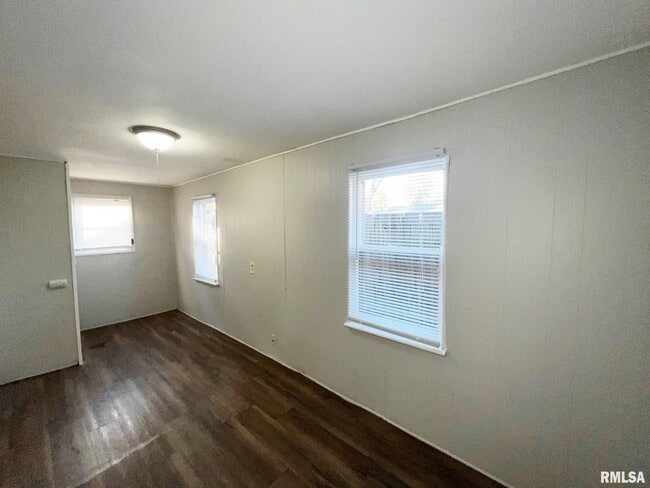 Building Photo - 1411 E Crestwood Dr