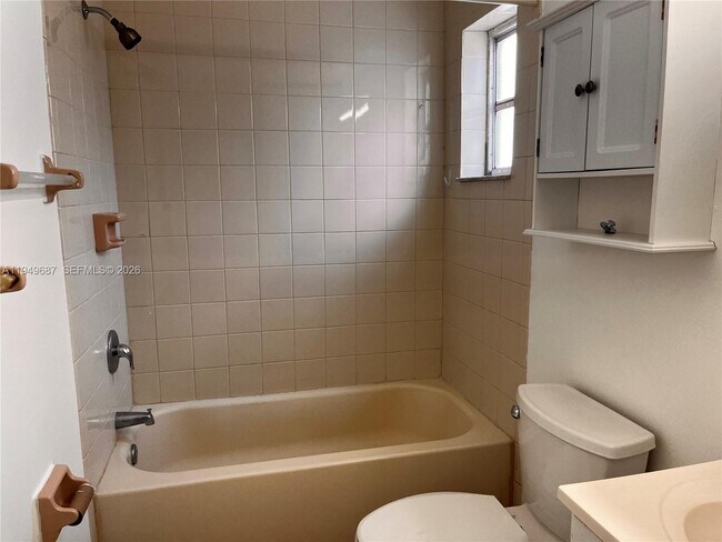 Building Photo - 928 SW 30th Ave