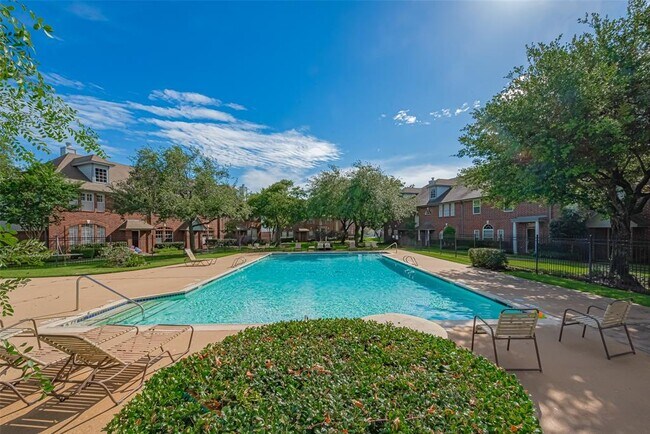 Building Photo - 1439 El Camino Village Dr