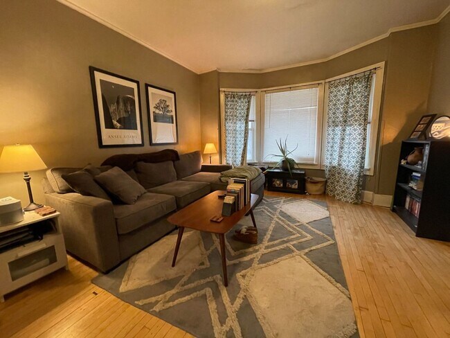 Building Photo - Bright & Spacious 2 Bedroom Lower Unit with Formal Dining Room and Bay Window