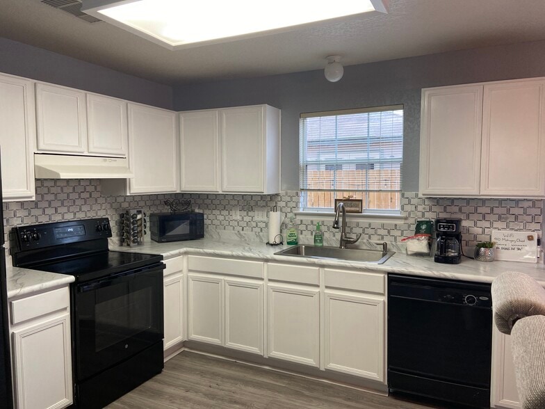 Building Photo - 410 Mahogany Chest