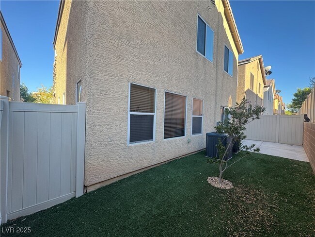 Building Photo - 9019 Winchester Ridge St