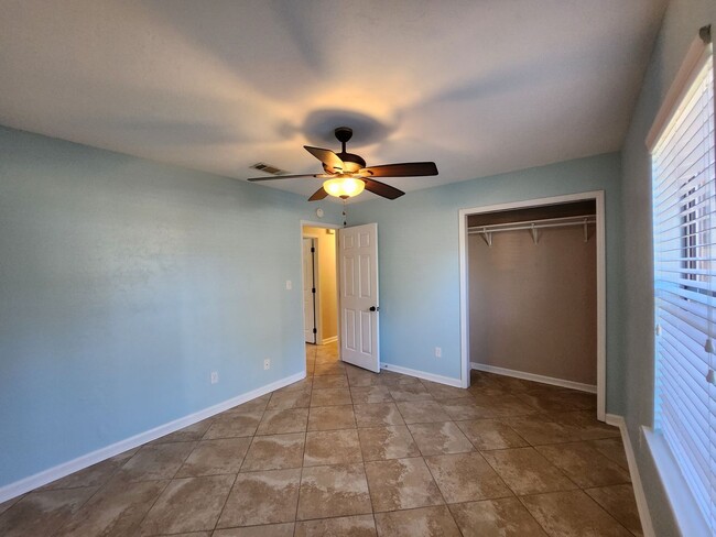 Building Photo - 3 bedroom house for rent right away in NE ...