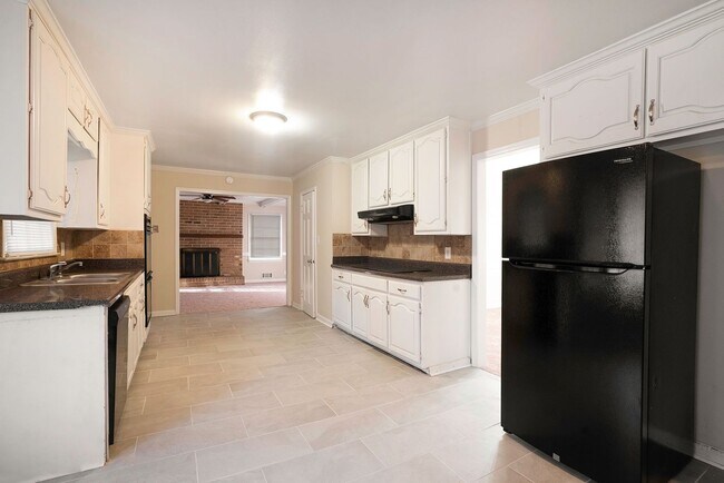 Building Photo - 5 Bedroom Large Ranch with Finished Basement