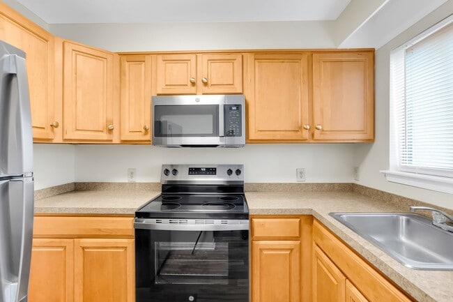 Building Photo - Charming First Floor Condo Available for Rent