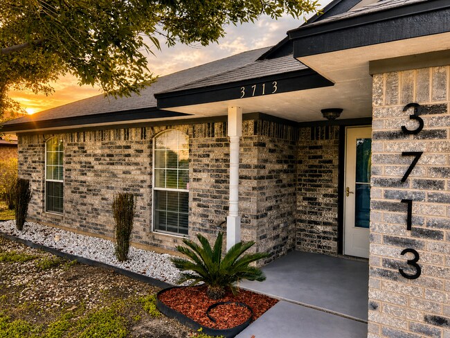 Building Photo - AVAILABLE MAY 18; APPLY ON OUR WEBSITE TODAY!!