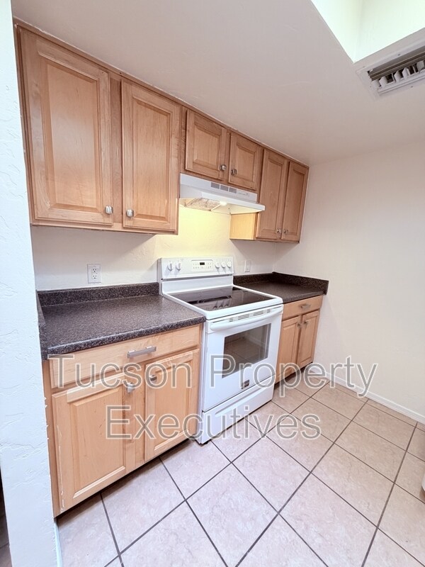Building Photo - 455 W Kelso St
