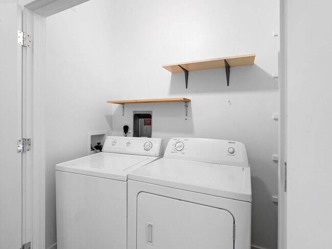 Building Photo - 4 bed/3.5 Bath Townhouse in Richmond Neighborhood, SE Portland