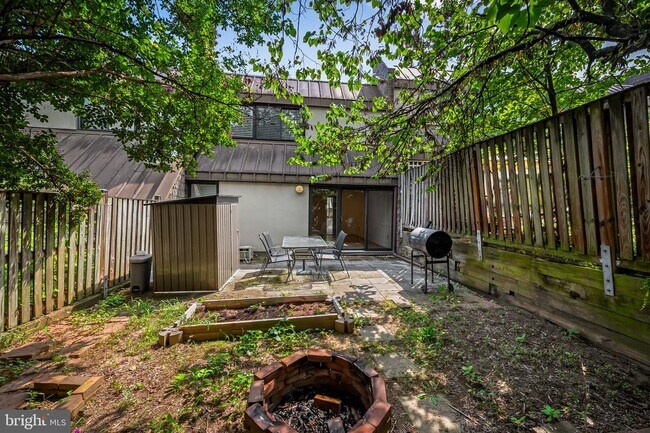 Building Photo - 2302 Wineberry Terrace