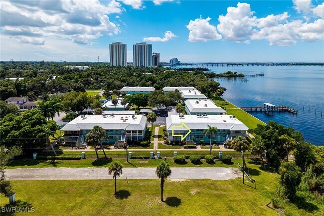 Building Photo - 3225 E Riverside Dr