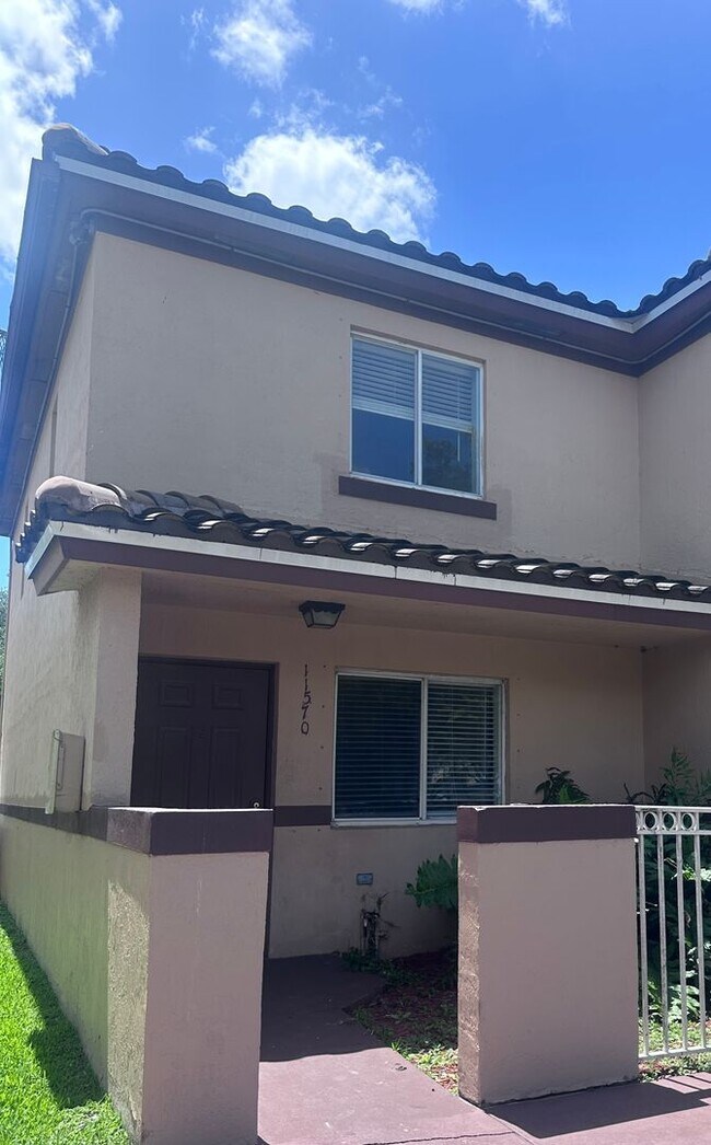 Building Photo - LARGE 3 BED/2.5 BA IN CORAL SPRINGS! Up to 3-Months Off!