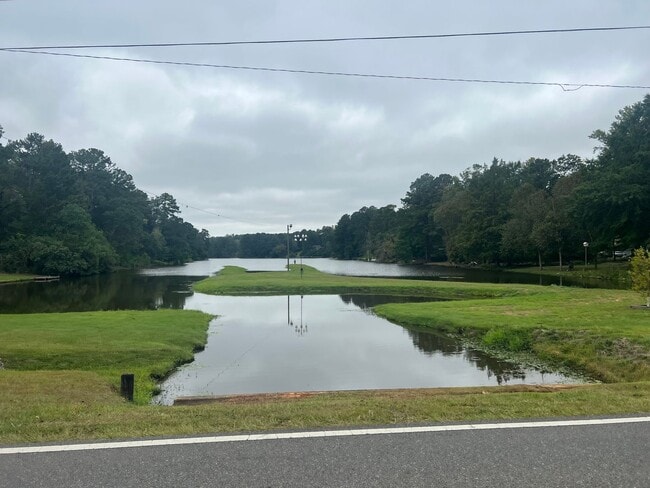Building Photo - 3 bedroom 2 bathroom single level home in ...