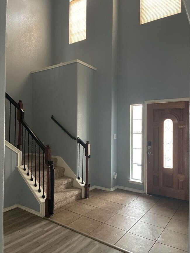 Building Photo - 5BR/4BA w/ Fenced Yard + Covered Parking in Schertz, TX