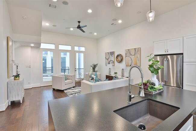 Building Photo - 4527 Graustark St