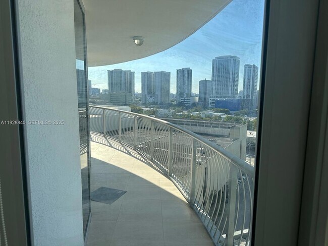 Building Photo - 1750 N Bayshore Dr