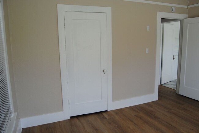 Building Photo - 2403 Sunset Ave