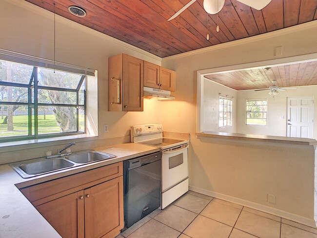 Building Photo - 319 Lucerne Dr