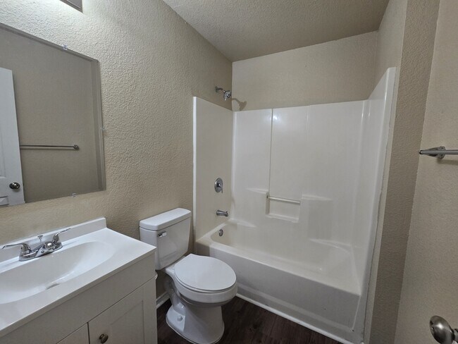 Building Photo - 10226 Country Hills Blvd