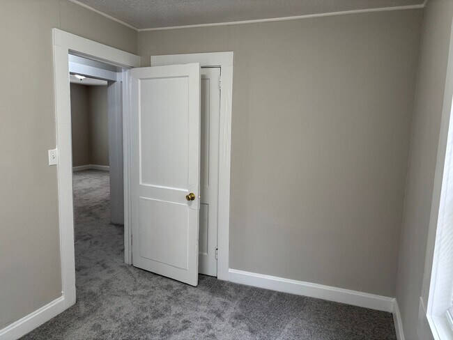 Building Photo - 2 BED, 1 BATH HOME LOCATED IN HIGH POINT
