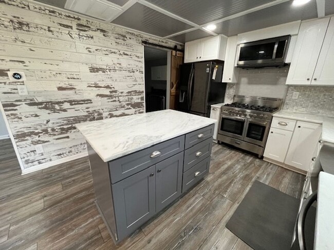 Building Photo - Beautifully remodeled 3 bedroom, 2.5 bath, 2 car garage