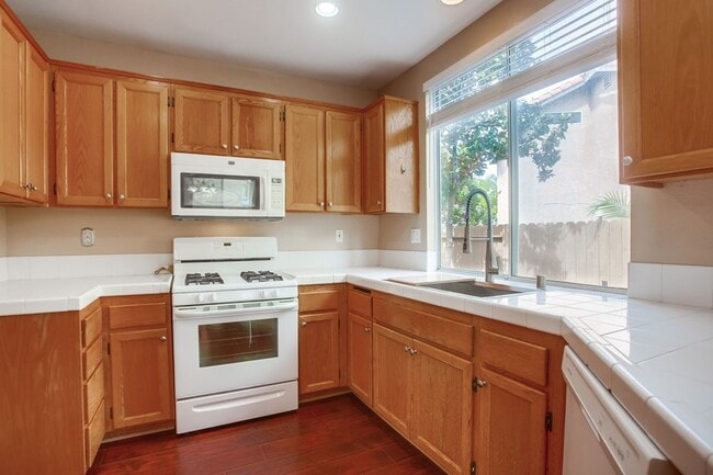 Building Photo - Desirable 3 Bedroom 2 Bath in Ivey Ridge C...