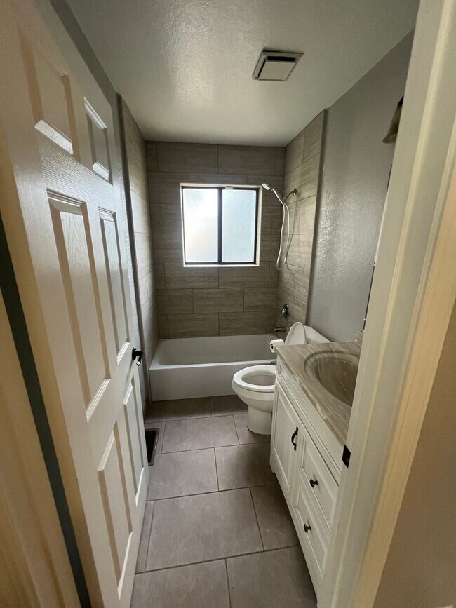 Building Photo - 3 bedroom, 2 bathroom, 1447 Sq Ft