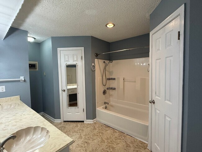 Building Photo - 12539 F Bar Dr