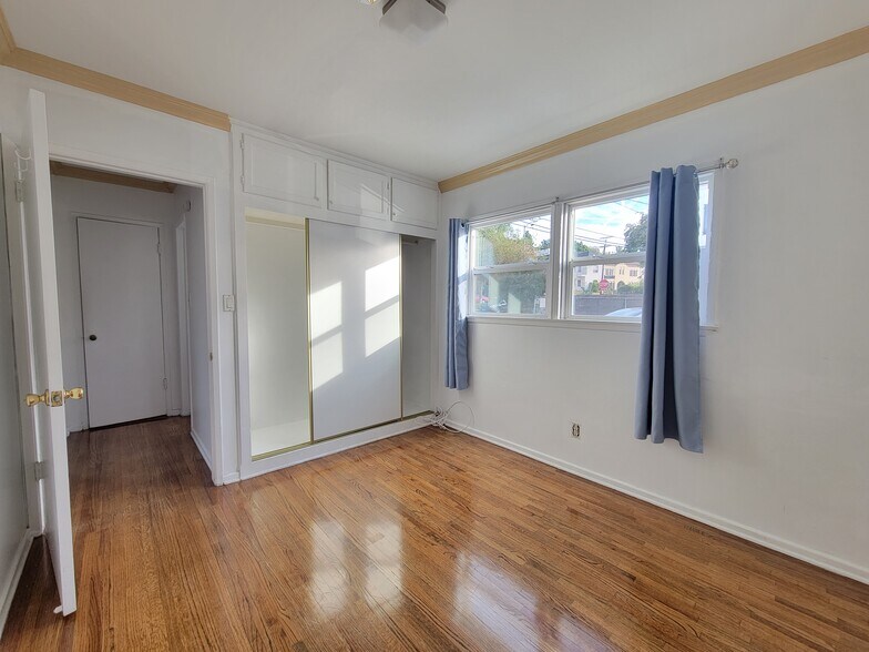 Building Photo - 875 N Hoover St