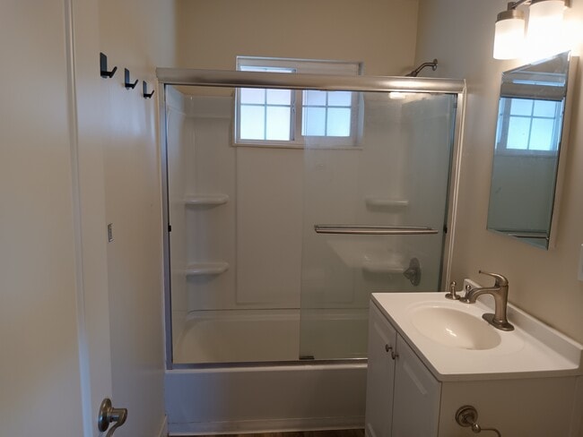 #4 Bath - 48 Lester Avenue