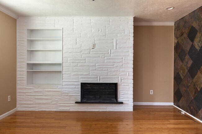 Building Photo - Updated 3BR 3 bath House with off street p...