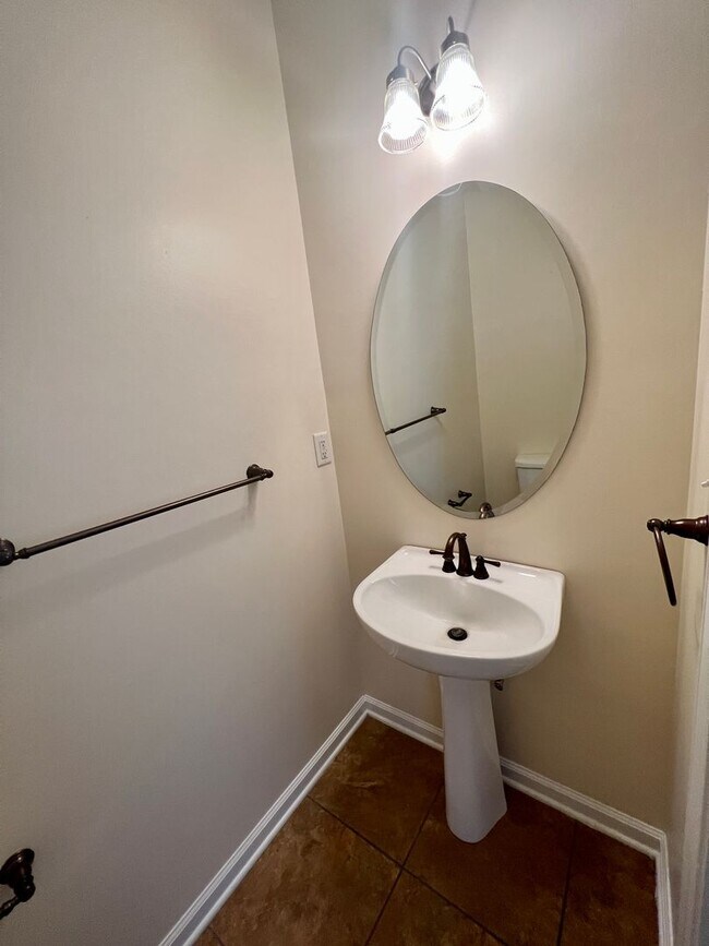 Building Photo - Available Now! 2nd Story, 3 Bed, 2.5 Bath Condo with Screened-in Balcony in Adams Landing