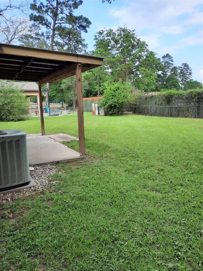 Building Photo - 207 Shadow Oaks Dr