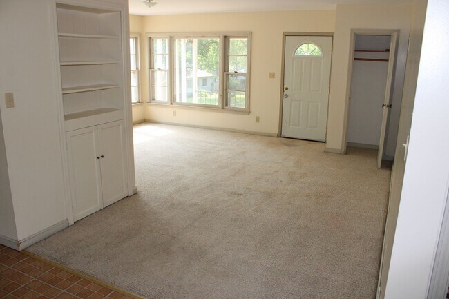 Building Photo - 1718 Pierre St