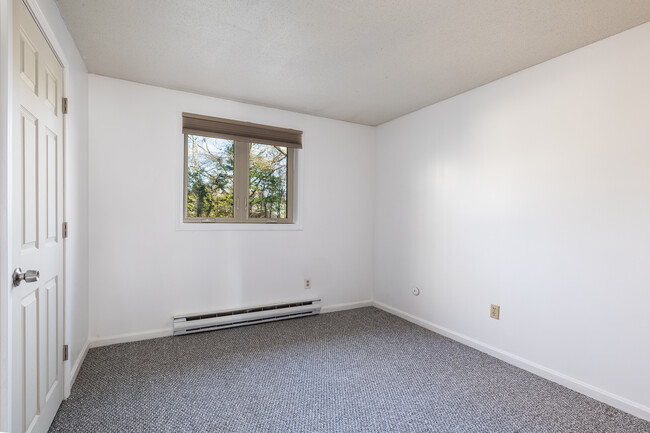 Bed 1 - 335 S Pier Rd