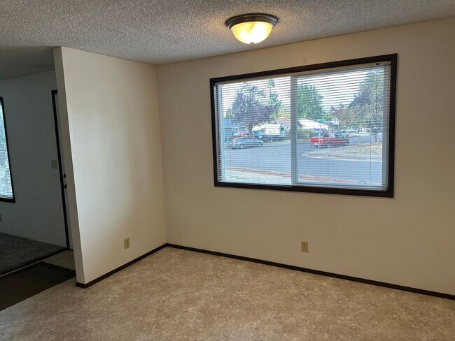 Building Photo - Nice 2 bedroom 1 bath duplex in Springfield!