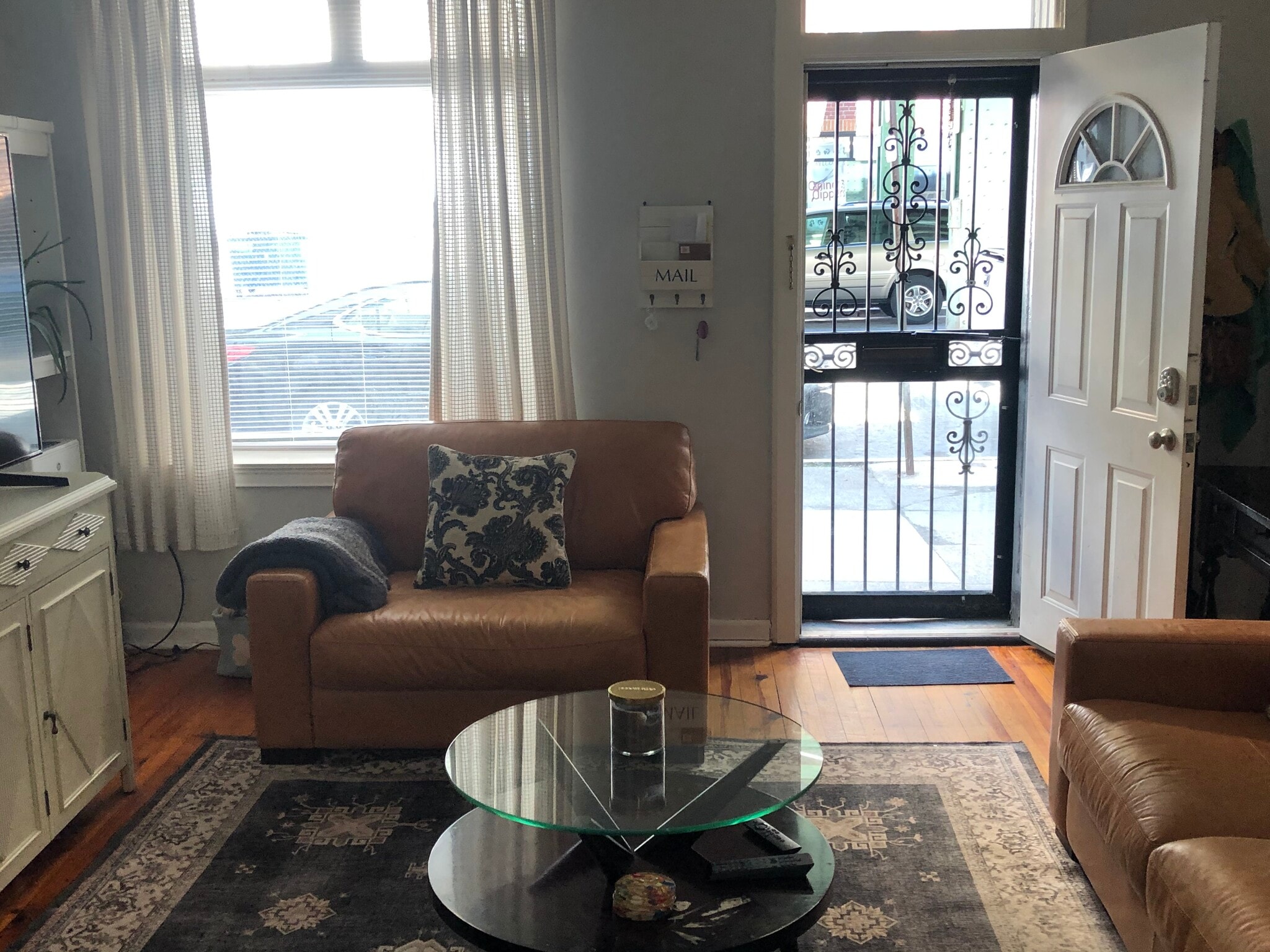 living room - 4346 Cresson St