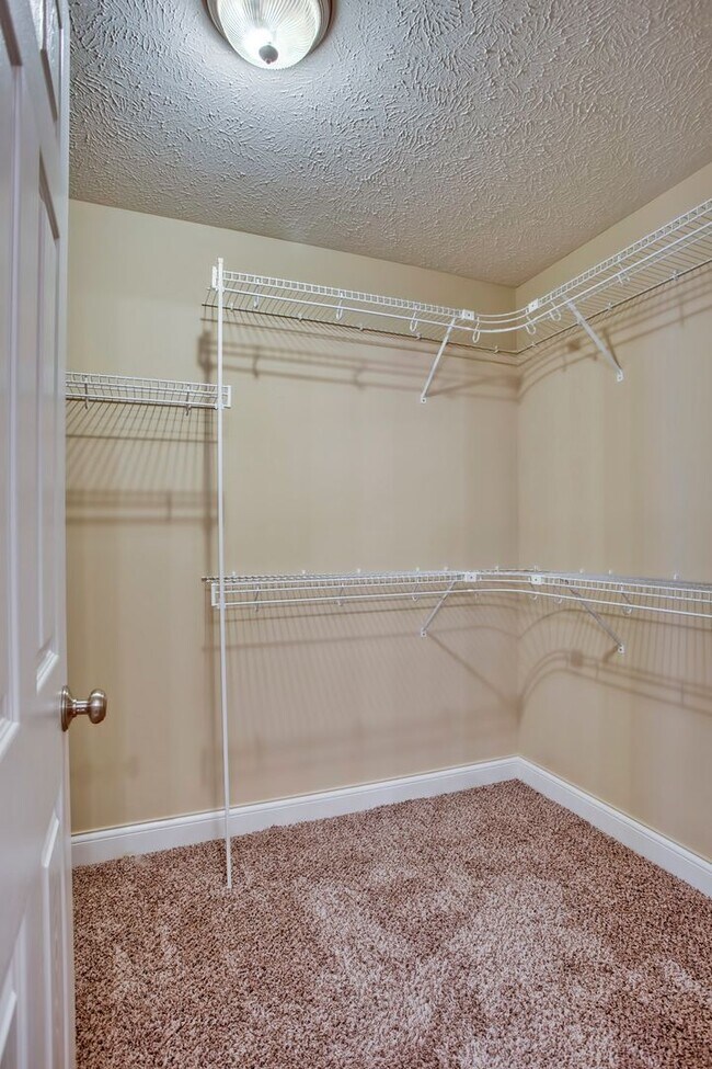 Building Photo - Beautiful Prairie Fields Townhouse — 3 Bed / 2.5 Bath + Loft