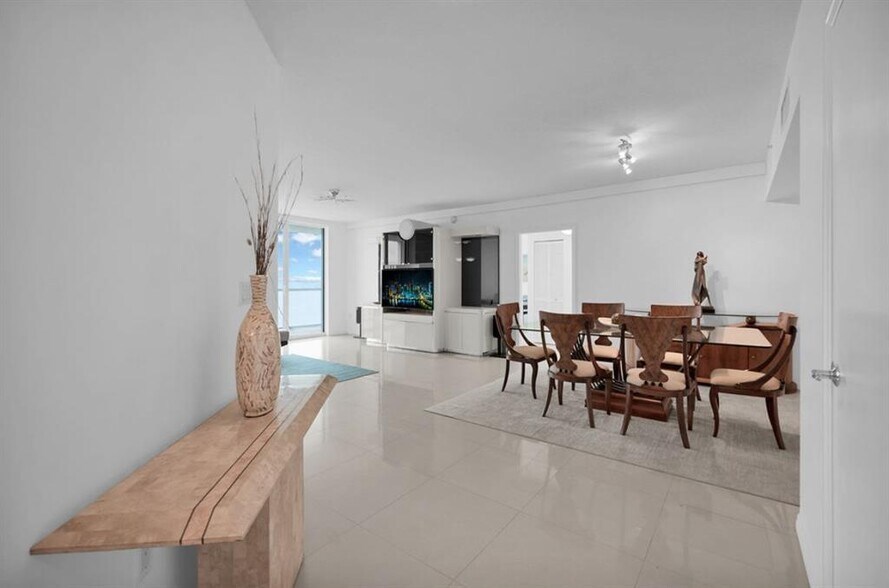 Building Photo - 16699 Collins Ave