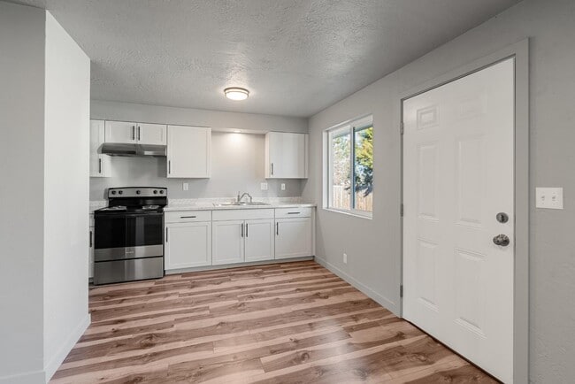 Building Photo - 1028 W 11th St