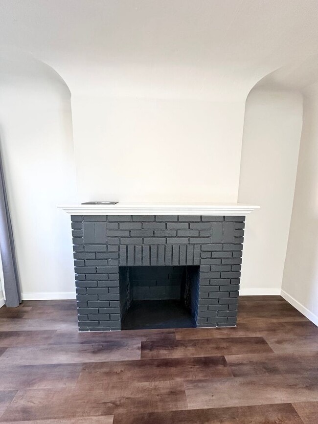 Building Photo - Adorable remodeled in 2023 2 bedroom 1 bathroom duplex available soon!