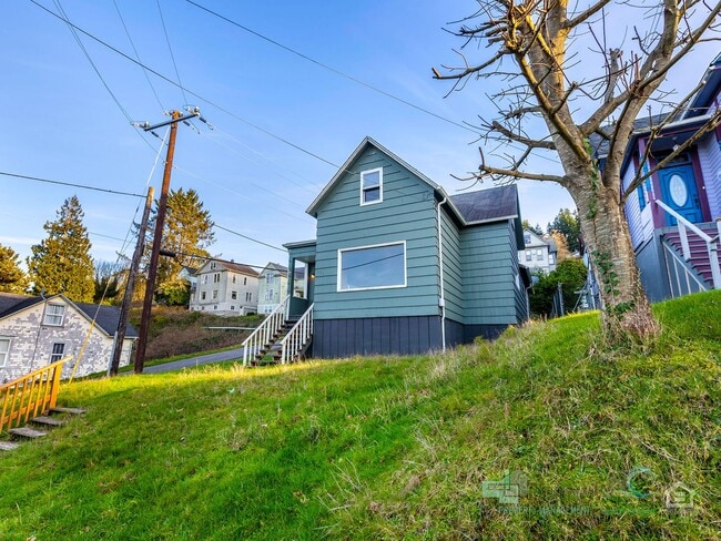 Building Photo - $500 OFF Special - Beautiful 4 Bed/1 Bath Home in Astoria