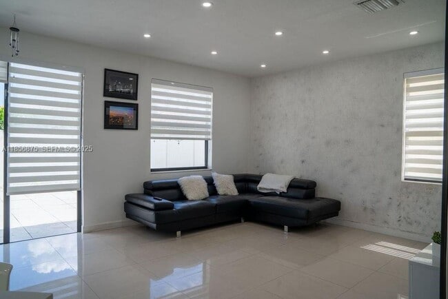 Building Photo - 3521 W 86th Terrace