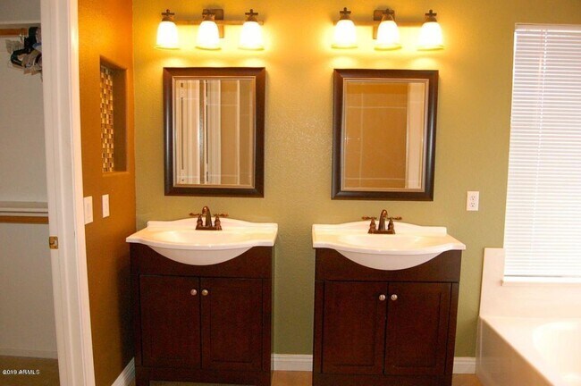 Building Photo - 4815 W Ponderosa Ln