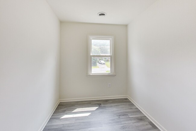 Building Photo - 5 Bed / 3 Bath / deep lot/ 2 driveways and...