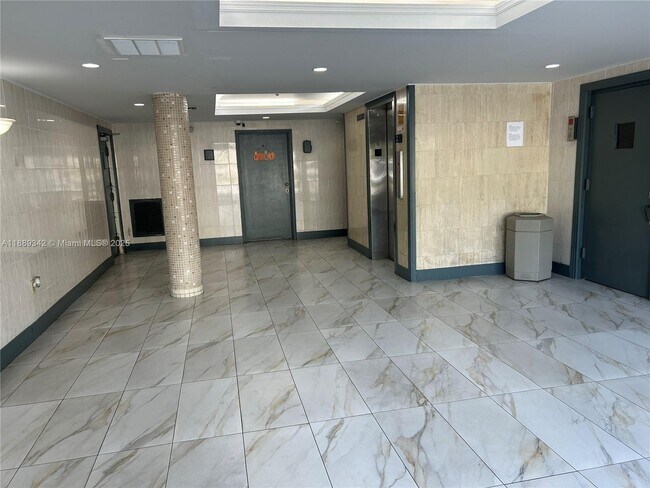Building Photo - 1250 NE 125th St