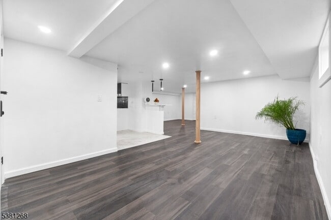 Building Photo - 656 Park Ave
