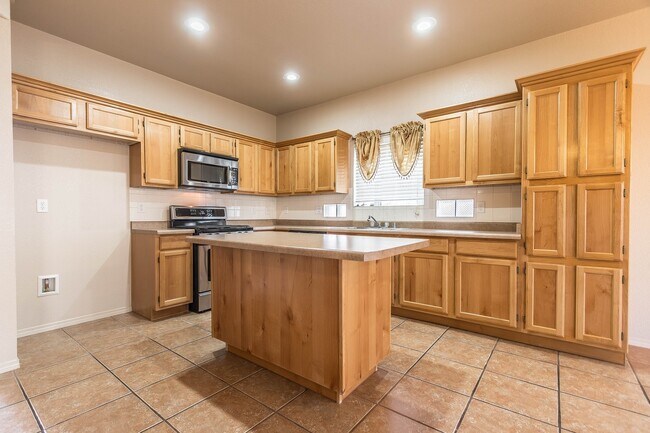 Building Photo - Gorgeous 4 bedroom 2.5 bath home in NorthEast El Paso!!