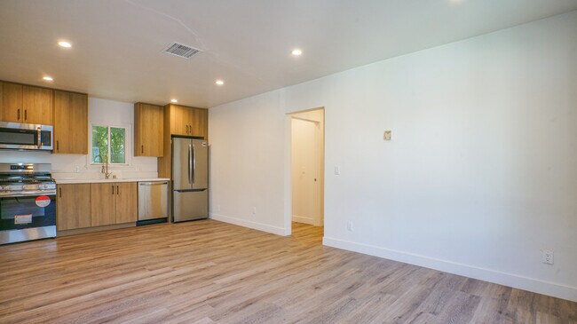Building Photo - 6112 Saturn St