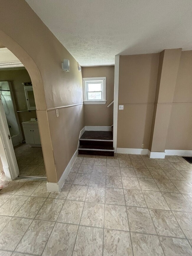 Building Photo - Section 8 welcome, 3 bedrooms 1 Bath. Spac...